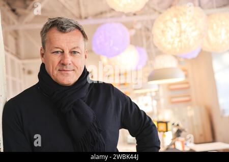 PRODUKTION - 11. Januar 2024, Nordrhein-Westfalen, Köln: Jesper Brodin, CEO der Ikea-Gruppe, steht in einem Showroom. Foto: Oliver Berg/dpa Stockfoto