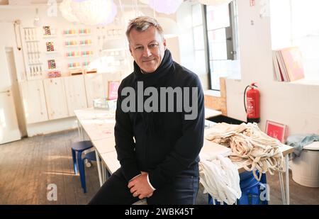 PRODUKTION - 11. Januar 2024, Nordrhein-Westfalen, Köln: Jesper Brodin, CEO der Ikea-Gruppe, sitzt in einem Showroom. Foto: Oliver Berg/dpa Stockfoto