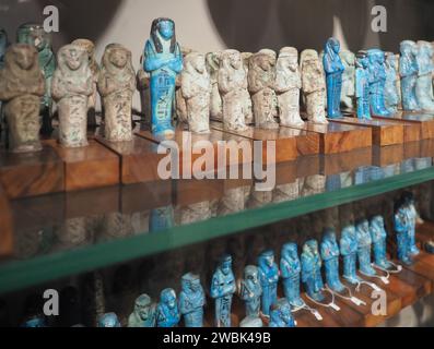 TURIN, ITALIEN - CA. DEZEMBER 2022: Ushabti-Statuen im Ägyptischen Museum Stockfoto