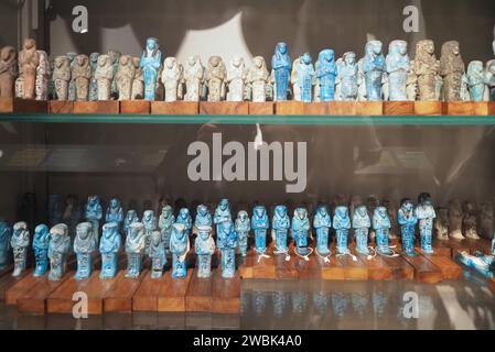 TURIN, ITALIEN - CA. DEZEMBER 2022: Ushabti-Statuen im Ägyptischen Museum Stockfoto