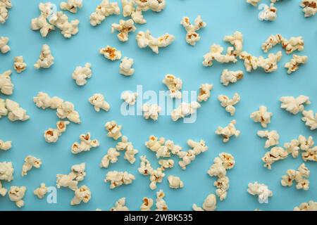 Popcorn-Muster auf blauem Hintergrund. Draufsicht Stockfoto