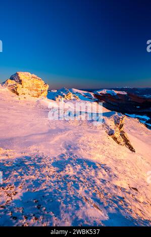 Wintersonnenuntergang am Berg Krzemien, Nationalpark Bieszczady, Polen. Stockfoto