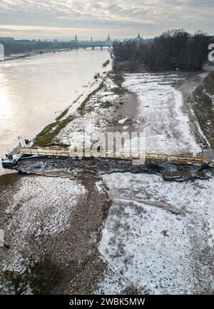 Dresden, Deutschland. Januar 2024. Die Flotsam ist nach dem letzten Hochwasser bis zur Elbe-Fähranlegestelle im Stadtteil Neustadt eingefroren. Die Dresdner Elbfähren werden derzeit von ihr befreit. Spätestens Anfang nächster Woche sollen alle Verbindungen im Stadtgebiet wieder bedient werden können. (Luftaufnahme mit Drohne) Credit: Robert Michael/dpa/Alamy Live News Stockfoto