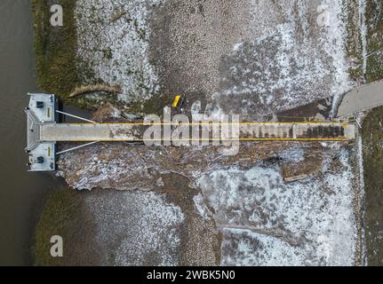 Dresden, Deutschland. Januar 2024. Die Flotsam ist nach dem letzten Hochwasser bis zur Elbe-Fähranlegestelle im Stadtteil Neustadt eingefroren. Die Dresdner Elbfähren werden derzeit von ihr befreit. Spätestens Anfang nächster Woche sollen alle Verbindungen im Stadtgebiet wieder bedient werden können. (Luftaufnahme mit Drohne) Credit: Robert Michael/dpa/Alamy Live News Stockfoto