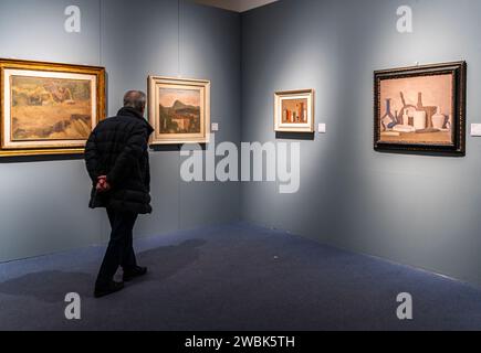 Tourist, der die Fotoausstellung des berühmten italienischen Malers Giorgio Morandi im Palazzo reale, Mailand, Italien besucht - 3. Januar 2024 Stockfoto