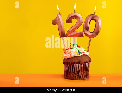 Nummer 120 Geburtstagskerze - Feier auf gelbem Hintergrund Stockfoto