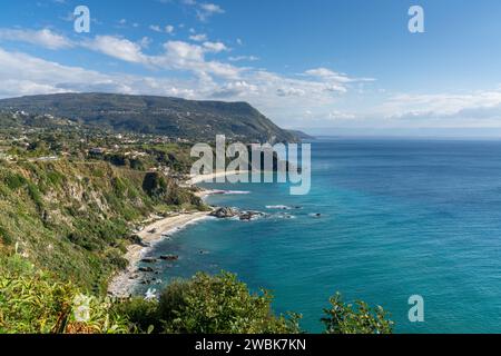 Blick auf die Küste und die Strände von Capo Vaticano in Kalabrien Stockfoto