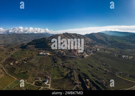Ein Blick auf die Stadt Gangi auf einem Hügel in Zentral-Sizilien, Stockfoto