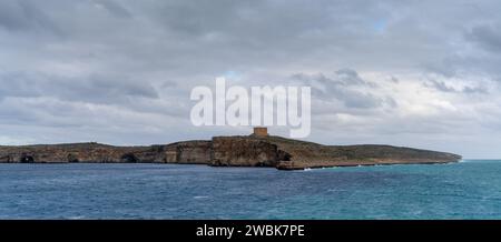 Ein Panoramablick auf die Insel Comino und den Wachturm im Gozo-Kanal in Malta Stockfoto