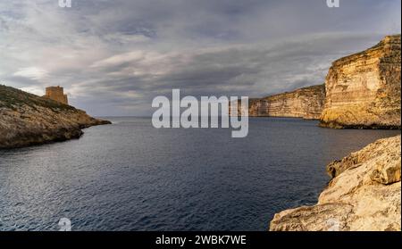 Ein Blick auf den Wachturm der Xlendi Bay und die Klippen an der Küste der Insel Gozo in Malta Stockfoto