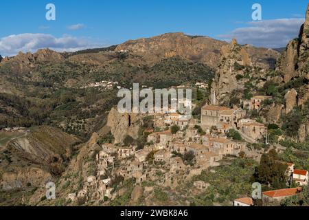 Pentedattilo, Italien - 16. Dezember 2023: Blick auf die Geisterstadt Pentedattilo Aspromonte in Kalabrien Stockfoto