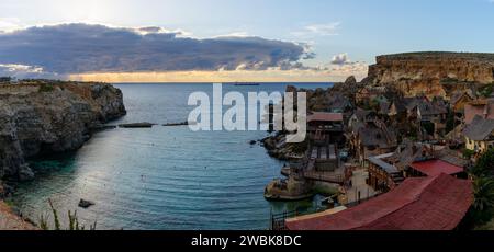 Mellieha, Malta - 20. Dezember 2023: Panoramablick auf Popeye Village in Anchor Bay auf Malta Stockfoto