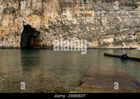 Dwejra, Malta - 19. Dezember 2023: Ein Taucher, der sich auf das Inland Sea und Blue Hole Tauchplätze auf Gozo Island in Malta vorbereitet Stockfoto