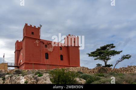 Mellieha, Malta - 21. Dezember 2023: Blick auf die Wahrzeichen Festung und den historischen St. Agatha's Tower in Malta unter bedecktem Himmel Stockfoto