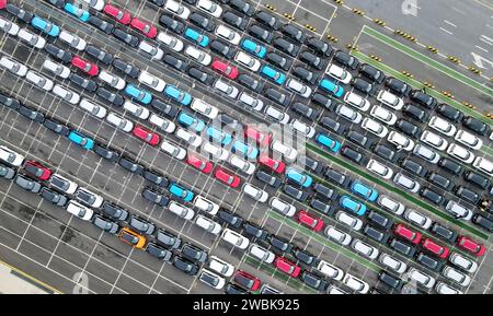 Peking, China. Juli 2023. Ein Foto der Luftdrohne vom 9. Juli 2023 zeigt MG-Autos der Shanghai Automotive Industry Corp (SAIC), die im Shanghai Haitong International Automotive Terminal in Waigaoqiao im ostchinesischen Shanghai nach Australien verschickt werden sollen. Quelle: Fang Zhe/Xinhua/Alamy Live News Stockfoto