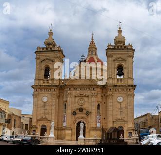 Xaghra, Malta - 20. Dezember 2023: Blick auf die Xaghra Pfarrkirche auf Gozo Island in Malta Stockfoto