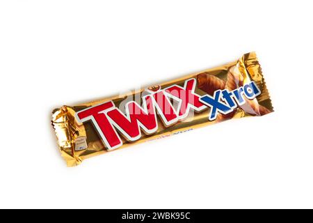 Nikolaev, Ukraine, 26. November 2021: Twix-Keksbars isoliert auf weißem Hintergrund. Twix Bars werden von Mars Incorporated hergestellt. Stockfoto