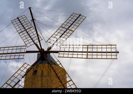 Xaghra, Malta - 20. Dezember 2023: Blick auf die Ta Kola Windmühle in Xhagra auf Gozo Island in Malta Stockfoto