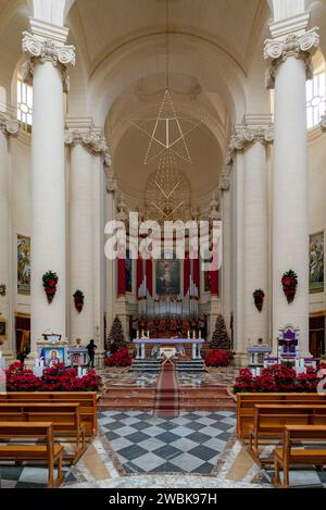 Xewkija, Malta - 20. Dezember 2023: Vertikale Ansicht des Altars der Heiligen John the Baptist Church auf Gozo Island in Malta Stockfoto