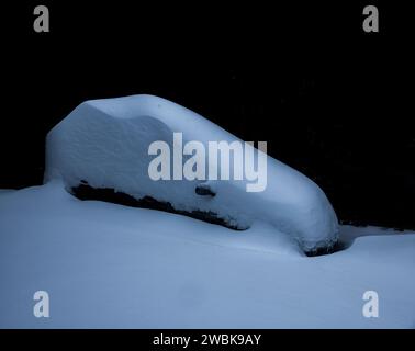 Schneebedecktes Auto mit viel Neuschnee im Winter Stockfoto