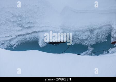 Schneebedecktes Auto mit viel Neuschnee im Winter Stockfoto