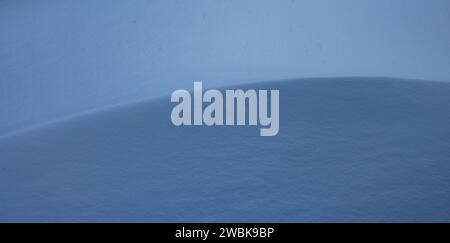 Schneebedecktes Auto mit viel Neuschnee im Winter Stockfoto