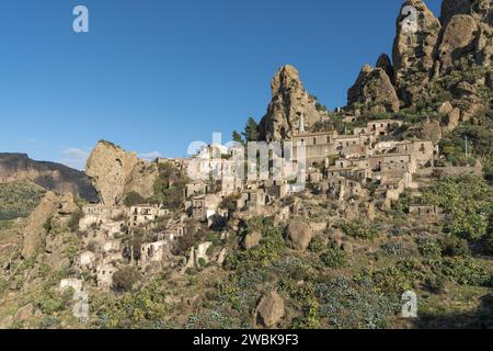 Pentedattilo, Italien - 16. Dezember 2023: Blick auf die Geisterstadt Pentedattilo Aspromonte in Kalabrien Stockfoto
