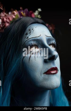 Maskierte Frau, geschminkt für Halloween, erinnert an den Zeichentrickfilm Corpse Bride, Wedding with a Corpse Stockfoto