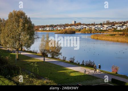 Dortmund, Nordrhein-Westfalen, Deutschland - Phoenix-See. Ein ehemaliges Industriegebiet von 99 Hektar wurde in Wohn-, Arbeits- und Wohngebiete verwandelt Stockfoto