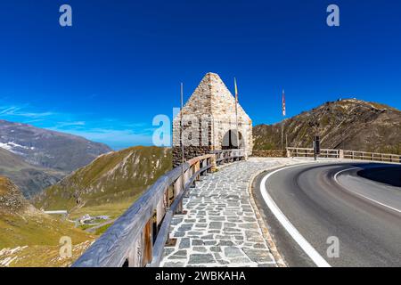 Gedenkschild in Fuschertörl, hinter der Edelweisspitze, 2572 m, Großglockner Hochalpenstraße, Nationalpark hohe Tauern, Österreich, Europa Stockfoto