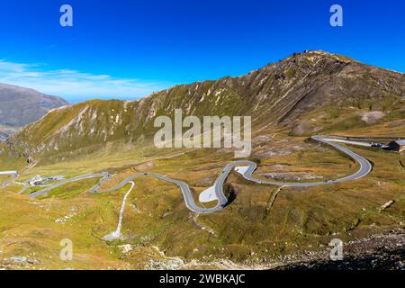 Forschungszentrum und Museum Haus Alpine Naturschau, Blick vom Fuschertörl auf die Serpentinen der Großglockner Hochalpenstraße, hinter Edelweisspitze, 2572 m, Nationalpark hohe Tauern, Österreich, Europa Stockfoto