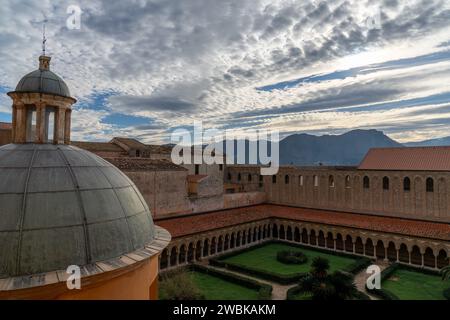 Monreale, Italien - 5. Januar 2024: Blick auf den Kreuzgang und die Kuppel der Kathedrale von Monreale in Sizilien Stockfoto