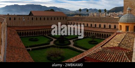 Monreale, Italien - 5. Januar 2024: Panoramablick auf den Kreuzgang und den Innenhof der Kathedrale von Monreale in Sizilien Stockfoto