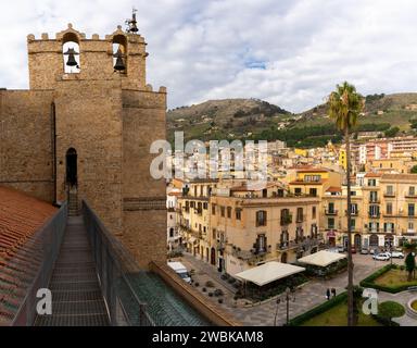 Monreale, Italien - 5. Januar 2024: Blick auf die Kathedrale und den Stadtplatz von Monreale in Sizilien Stockfoto