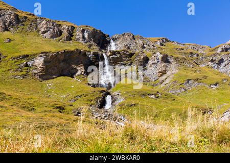 Wasserfall am Naßfeld-Stausee an der Großglockner Hochalpenstraße, Nationalpark hohe Tauern, Österreich, Europa Stockfoto