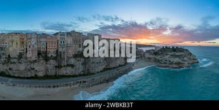 Tropea, Italien - 16. Dezember 2023: Panoramablick auf den Strand von Rotonda und die farbenfrohe Altstadt von Tropea in Kalabrien bei Sonnenuntergang Stockfoto