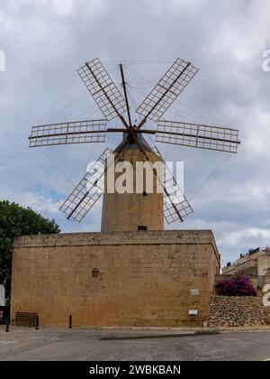 Xaghra, Malta - 20. Dezember 2023: Blick auf die Ta Kola Windmühle in Xhagra auf Gozo Island in Malta Stockfoto