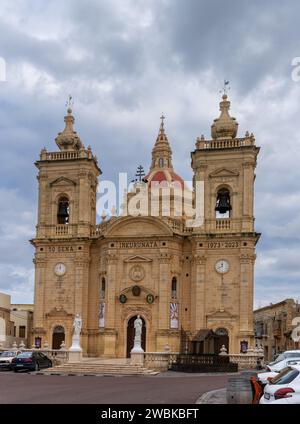 Xaghra, Malta - 20. Dezember 2023: Blick auf die Xaghra Pfarrkirche auf Gozo Island in Malta Stockfoto