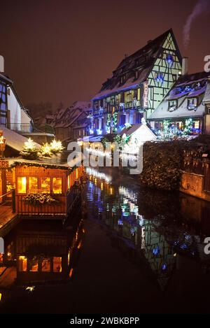 Stimmungsvoll dekoriertes und beleuchtetes Haus an einem Kanal in Colmar, Stockfoto