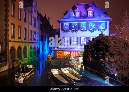 Stimmungsvoll dekoriertes und beleuchtetes Haus mit Booten auf einem Kanal in Colmar, Stockfoto