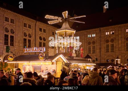 Weihnachtsmarkt im Kaiserhof der Residenz in München, Stockfoto