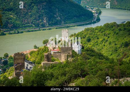 Feindliche Brüder, zwei Burgen bei Kamp-Bornhofen am Mittelrhein, Schloss Sterrenberg und Schloss Liebenstein aus Sicht des Rheinsteig, UNESCO-Weltkulturerbe Oberes Mittelrheintal Stockfoto