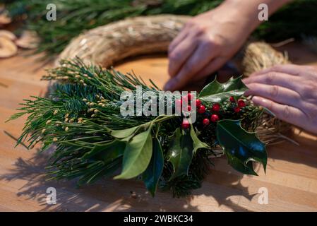 Frau, die einen Adventskranz bindet. Stockfoto