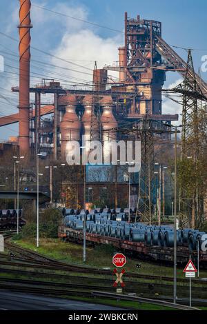 Duisburg, Ruhrgebiet, Nordrhein-Westfalen, Deutschland - ThyssenKrupp Steel Europe, hier Hochofen Schwelgern 2 in Duisburg-Marxloh, vorne Stahlspulen aus dem Warmbandwerk Kühlung auf Güterwagen im Außenbereich. Stockfoto