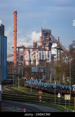 Duisburg, Ruhrgebiet, Nordrhein-Westfalen, Deutschland - ThyssenKrupp Steel Europe, hier Hochofen Schwelgern 2 in Duisburg-Marxloh, vorne Stahlspulen aus dem Warmbandwerk Kühlung auf Güterwagen im Außenbereich. Stockfoto
