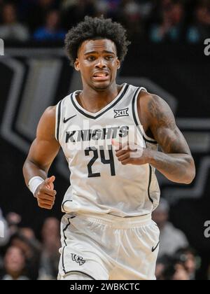 10. Januar 2024: Die UCF Knights schützen Jaylin Sellers (24) während der zweiten Halbzeit des NCAA Basketballs zwischen den Kansas Jayhawks und den UCF Knights. UCF besiegte #3 Kansas 65-60 in der Addition Financial Arena in Orlando, FL. Romeo T Guzman/Cal Sport Media Stockfoto