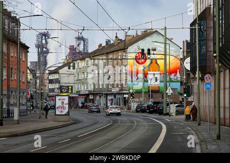 Duisburg, Ruhrgebiet, Nordrhein-Westfalen, Deutschland, Stadtblick mit ThyssenKrupp Stahlwerk, Friedrich-Ebert-Straße in Meiderich-Beeck, ThyssenK Stockfoto