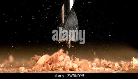 Holzspäne auf einem Holzbrett drehen, Chips machen Stockfoto