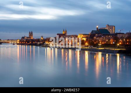 Magdeburger Dom, rechts davon Frauenkloster und St. Johanniskirche, Dämmerung, Lichter in der Elbe, Magdeburg, Sachsen-Anhalt, Deutschland Stockfoto