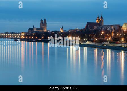 Magdeburger Dom, rechts davon Frauenkloster und St. Johanniskirche, Dämmerung, Lichter in der Elbe, Magdeburg, Sachsen-Anhalt, Deutschland Stockfoto